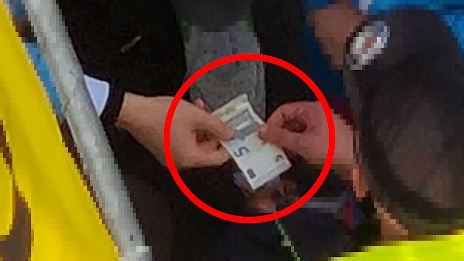 Ein kostümierter Mann drückt einem Ordner gut erkennbar 5 Euro in die Hand.