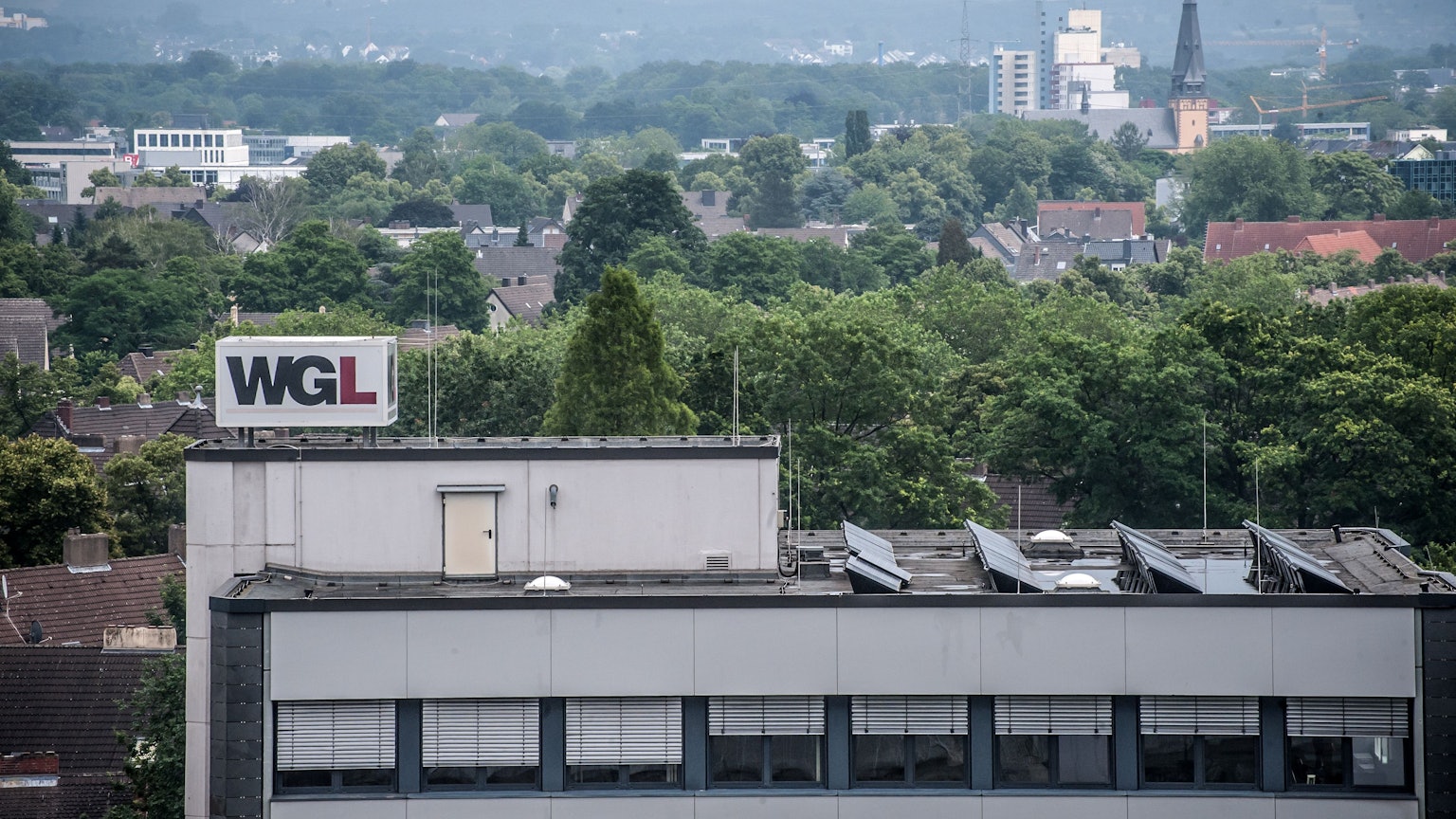 Blick von oben auf die WGL-Verwaltung in Wiesdorf, die eine Photovoltaik-Anlage auf dem Dach hat.
