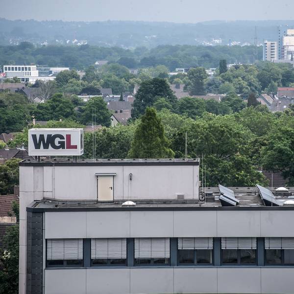 Blick auf das Dach der WGL-Verwaltung mit Photovoltaik-Anlage
