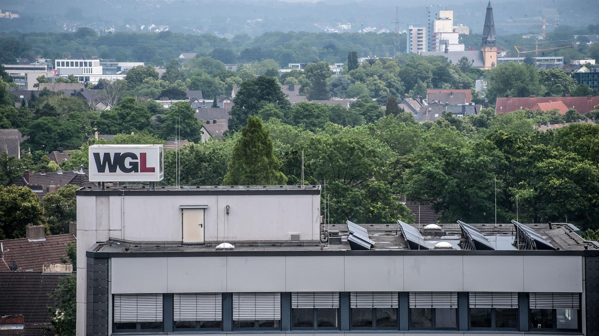 Blick auf das Dach der WGL-Verwaltung mit Photovoltaik-Anlage