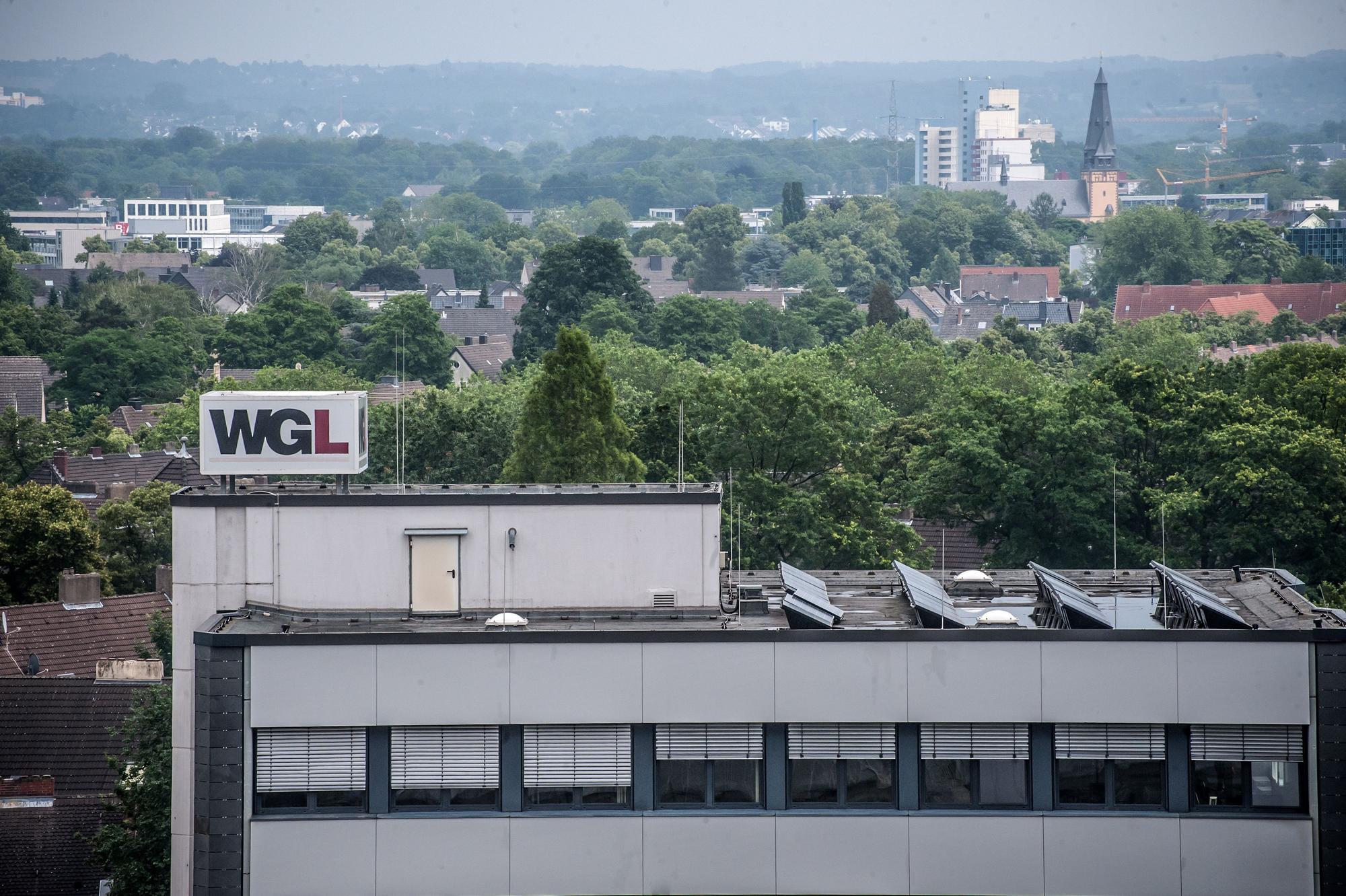 Blick von oben auf die WGL-Verwaltung in Wiesdorf, die eine Photovoltaik-Anlage auf dem Dach hat.