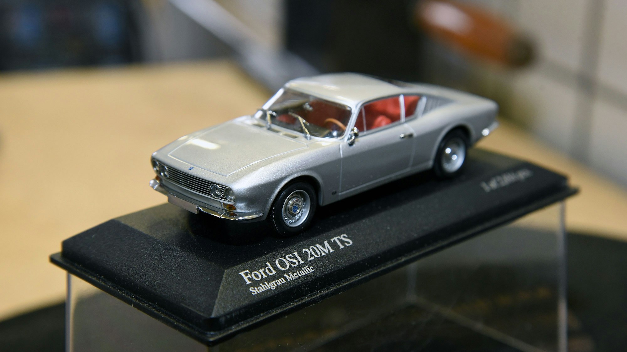 Ein Modell des Forf OSI 20M TS steht auf einer kleinen Vitrine.