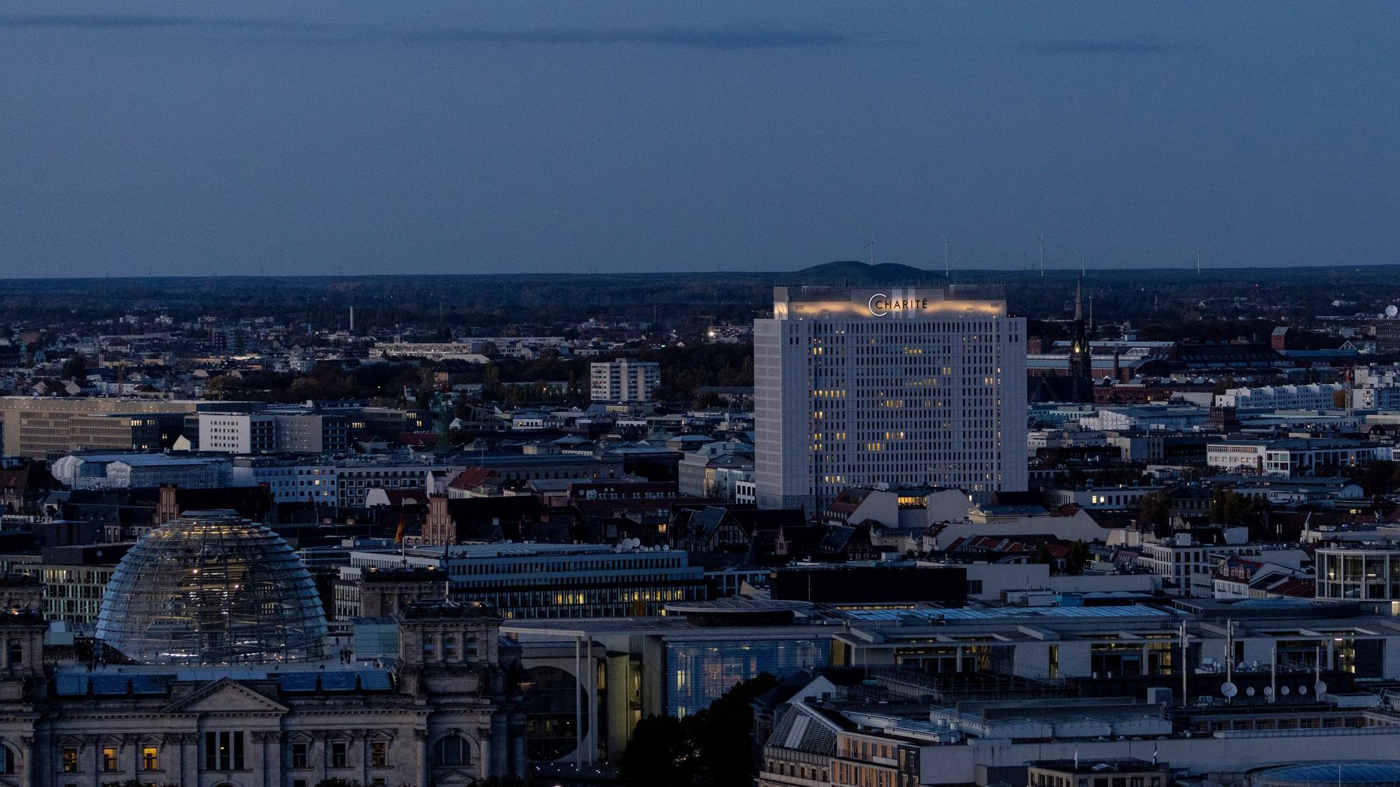 Die Berliner Charité bei Nacht