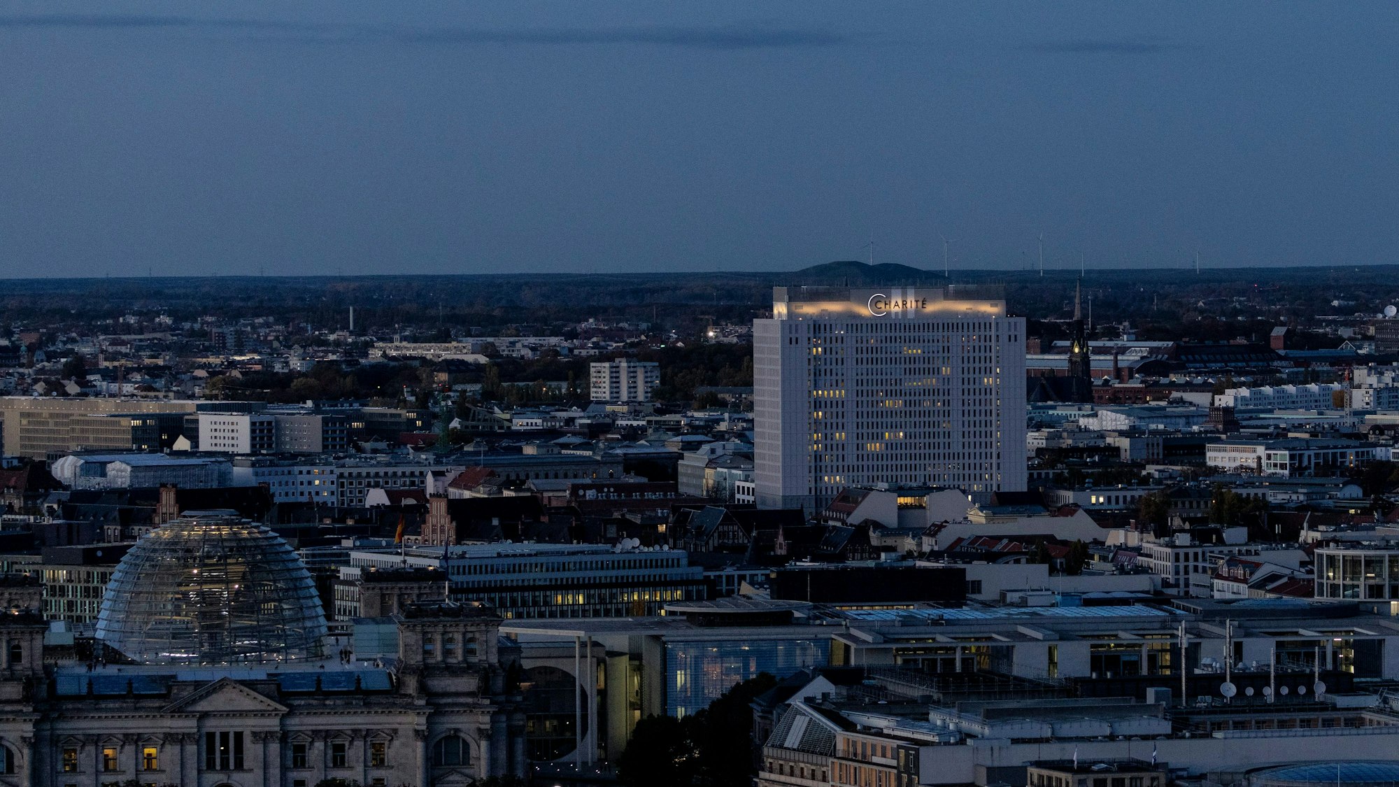 Die Berliner Charité bei Nacht
