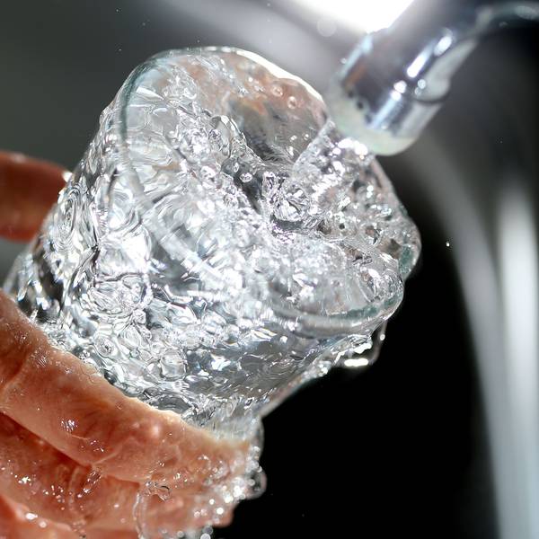 Symbolbild: Ein Glas wird mit Wasser gefüllt.