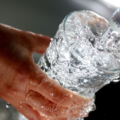 Symbolbild: Ein Glas wird mit Wasser gefüllt.