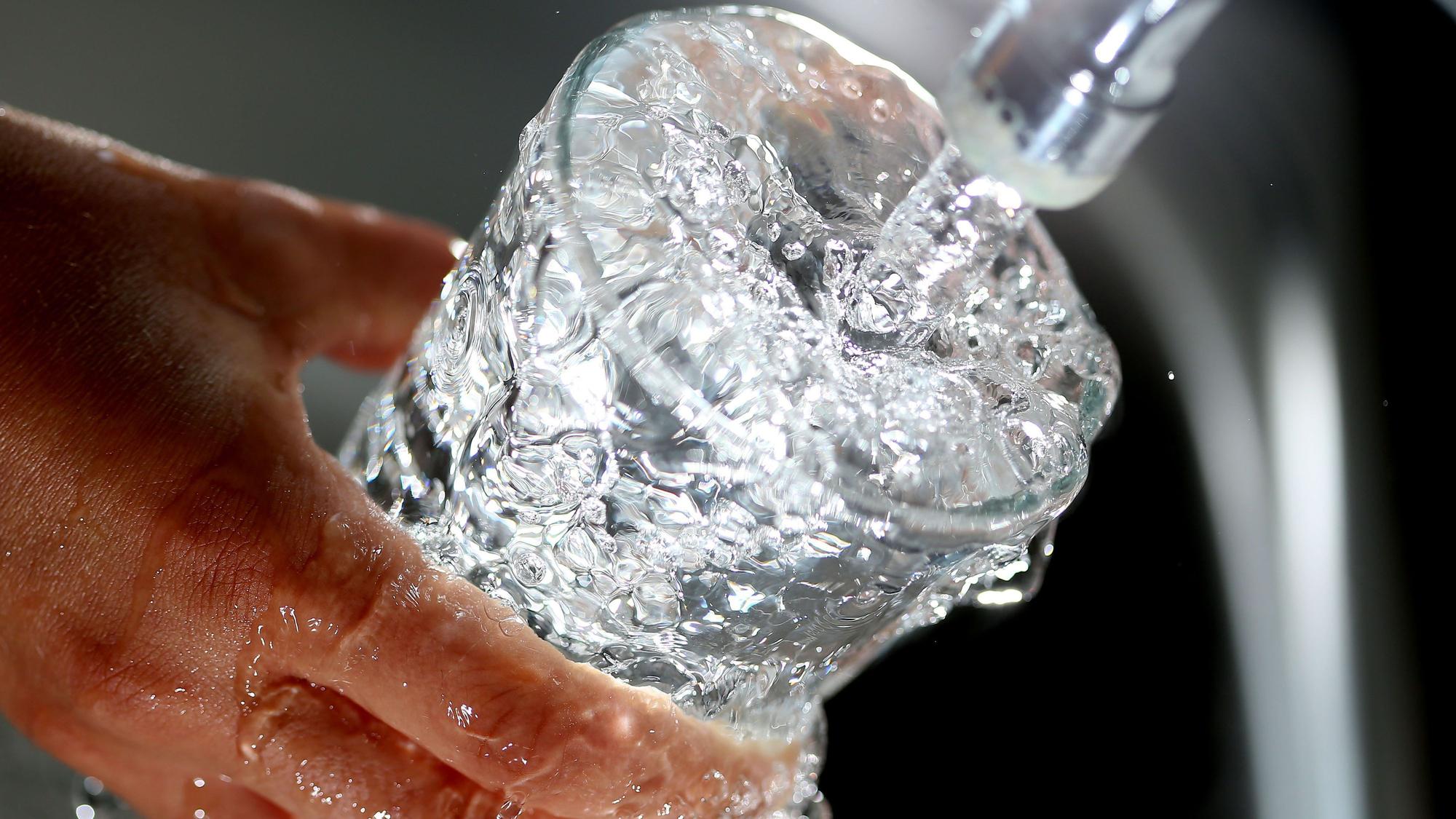 Ein Glas wird mit Wasser gefüllt.