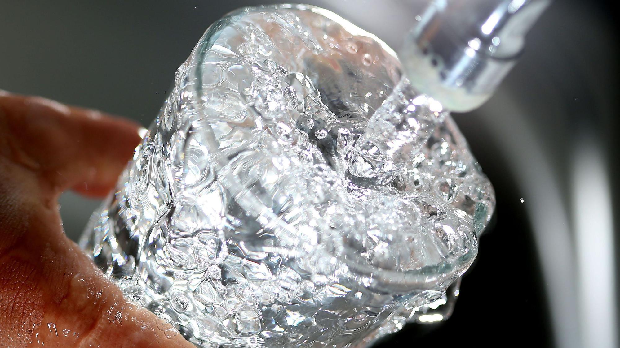 Das Symbolbild zeigt, wie ein Glas mit Trinkwasser gefüllt wird.