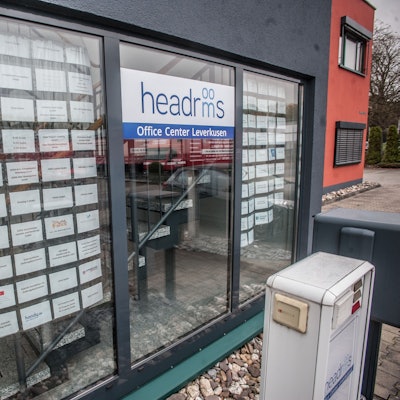 Briefkasten und viele Firmenschilder an einem Bürohaus an der Bonner Straße in Leverkusen-Opladen