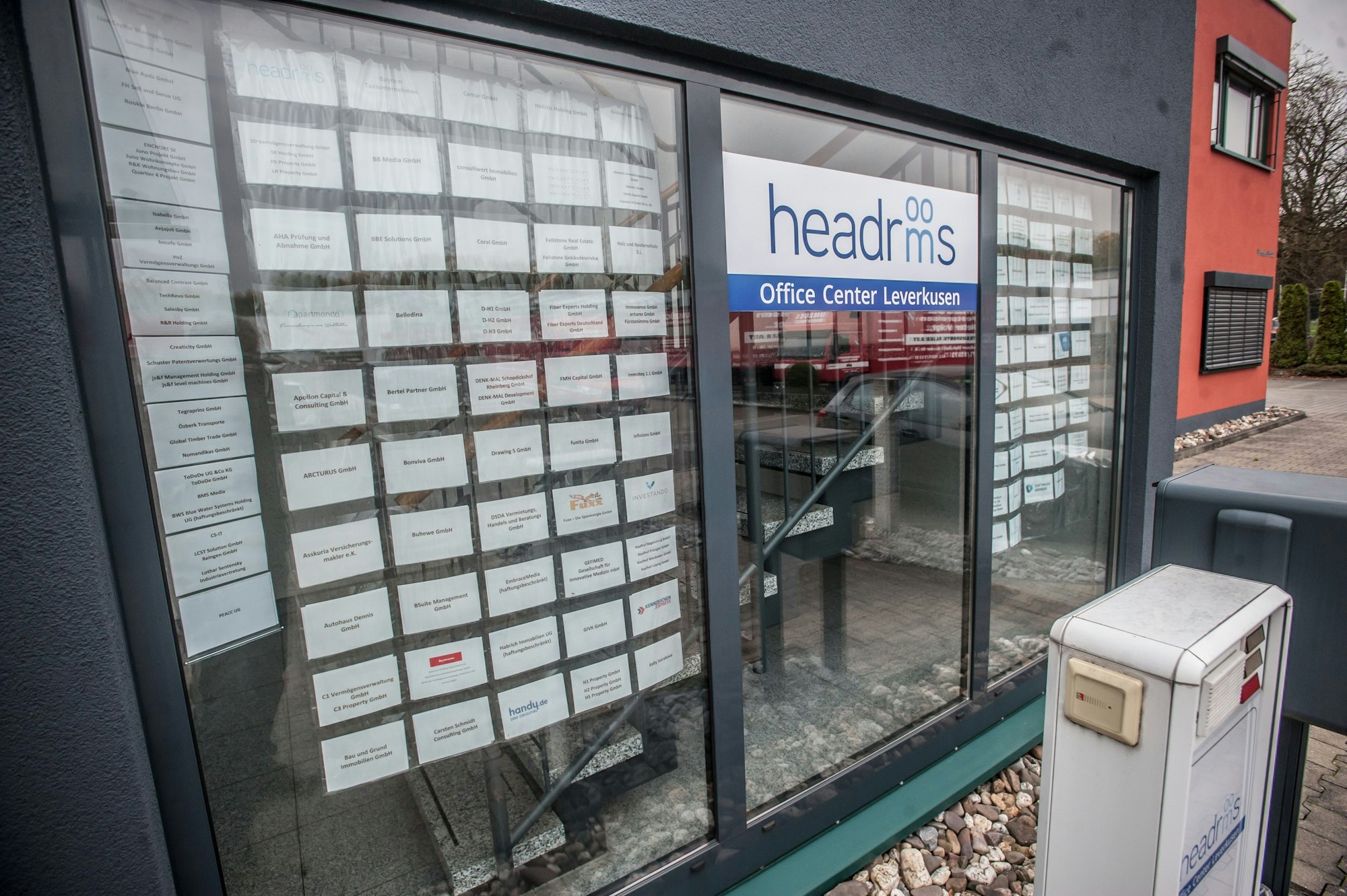 Briefkasten und viele Firmenschilder an einem Bürohaus an der Bonner Straße in Leverkusen-Opladen