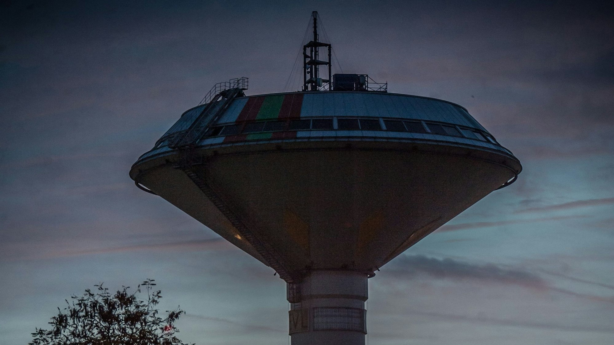 Der Wasserturm an der Olof-Palme-Straße in Wiesdorf bleibt seit Wochen dunkel.