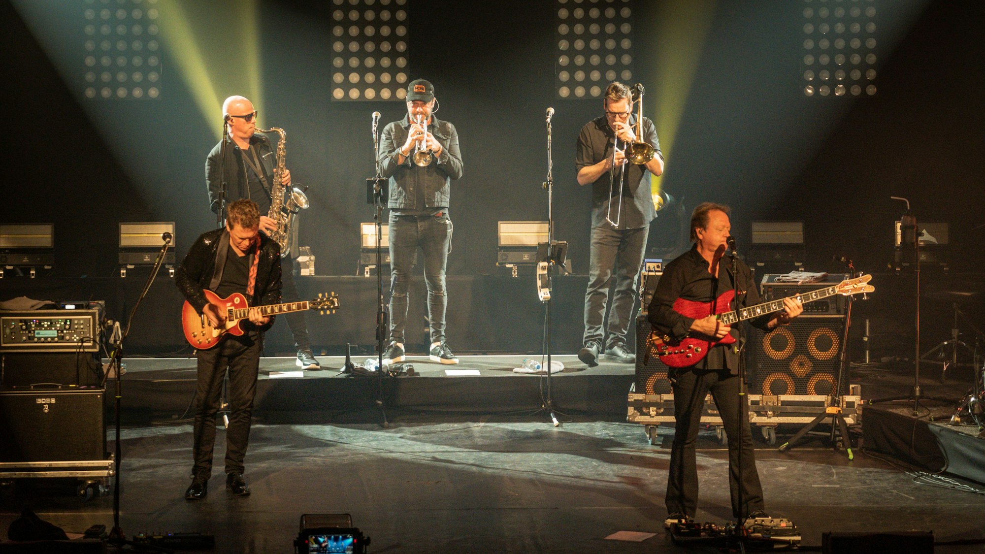 Die britische Funk-Rock-Band Level 42 um Frontmann und Bassist Mark King (rechts) spielte im Rahmen der 43. Leverkusener Jazztage im Forum (Terrassensaal).