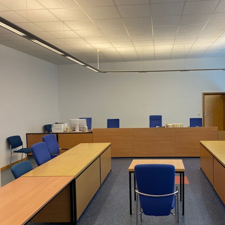 In einem Saal des Amtsgerichtes stehen Tische und Stühle.