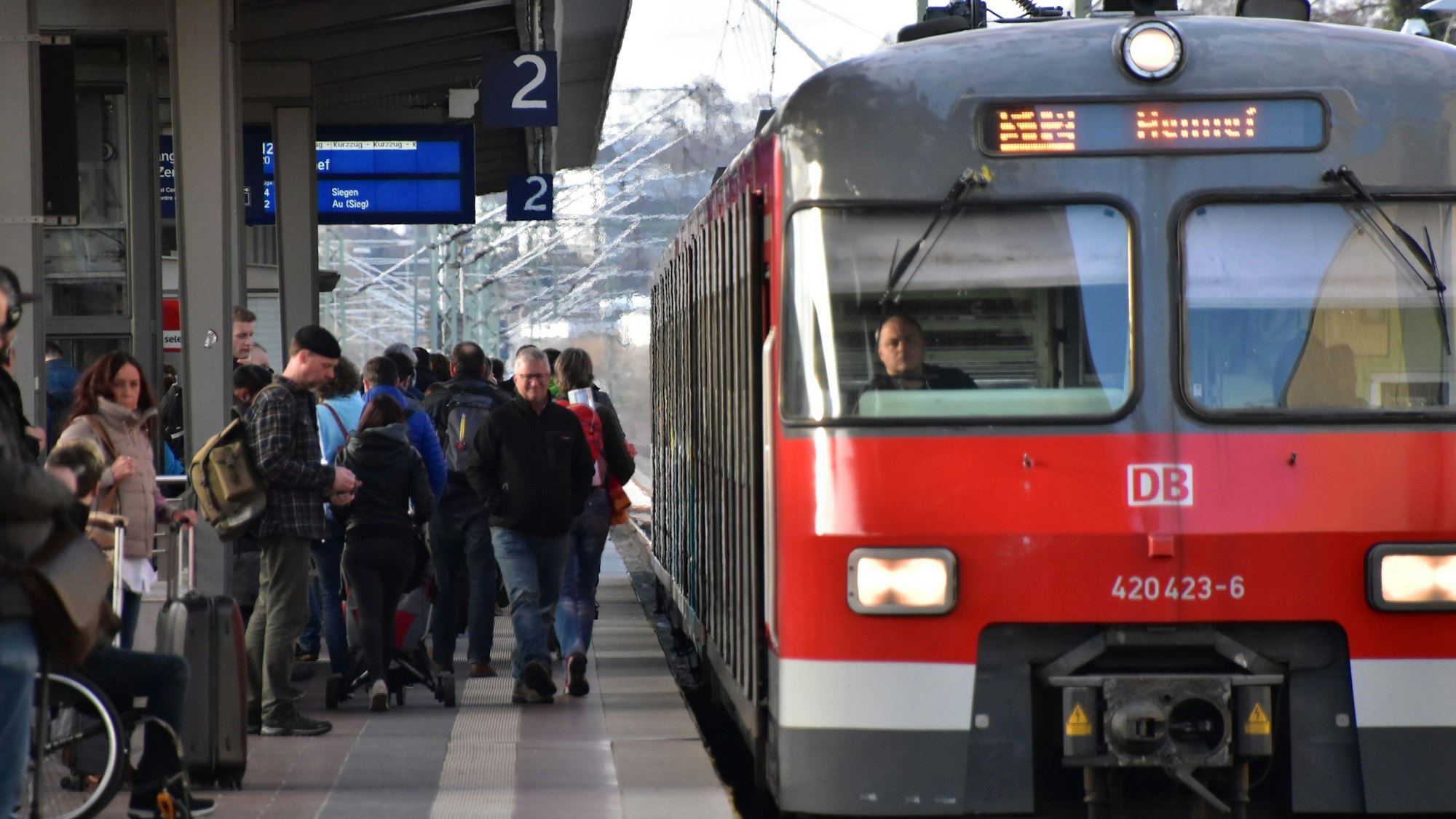 Ansicht eines Zuges der S-12 Hennef.