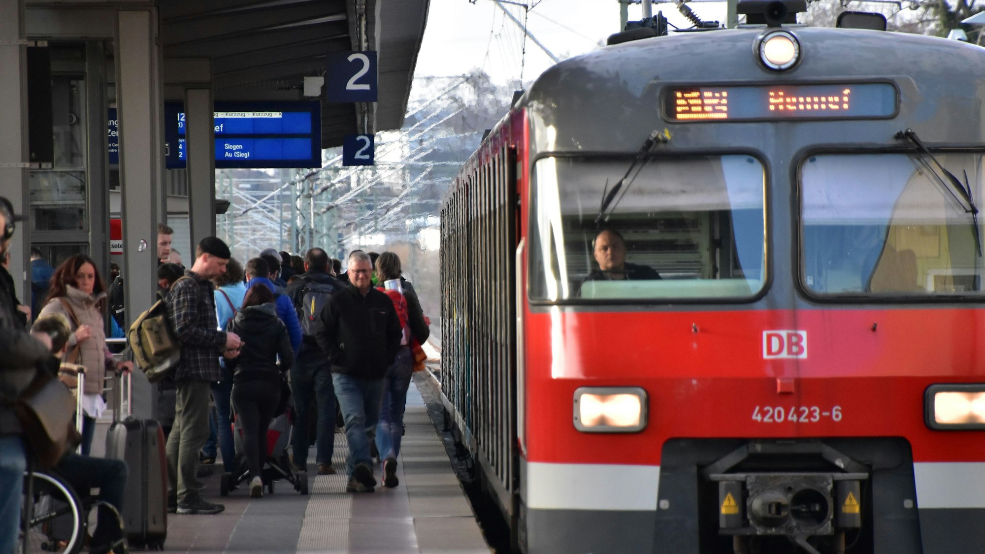 Das S-Bahn-Angebot auf der viel befahrenen Siegstrecke könnte ab Ende 2026 zugunsten der neuen S-Bahn-Verbindung nach Bonn ausgedünnt werden. Dagegen regt sich Widerstand.