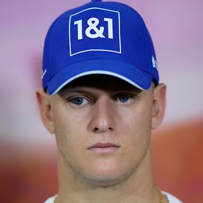 Mick Schumacher, Pilot beim US-amerikanischen Formel-1-Team Haas, bei einer Pressekonferenz mit blauer Sponsorenkappe.