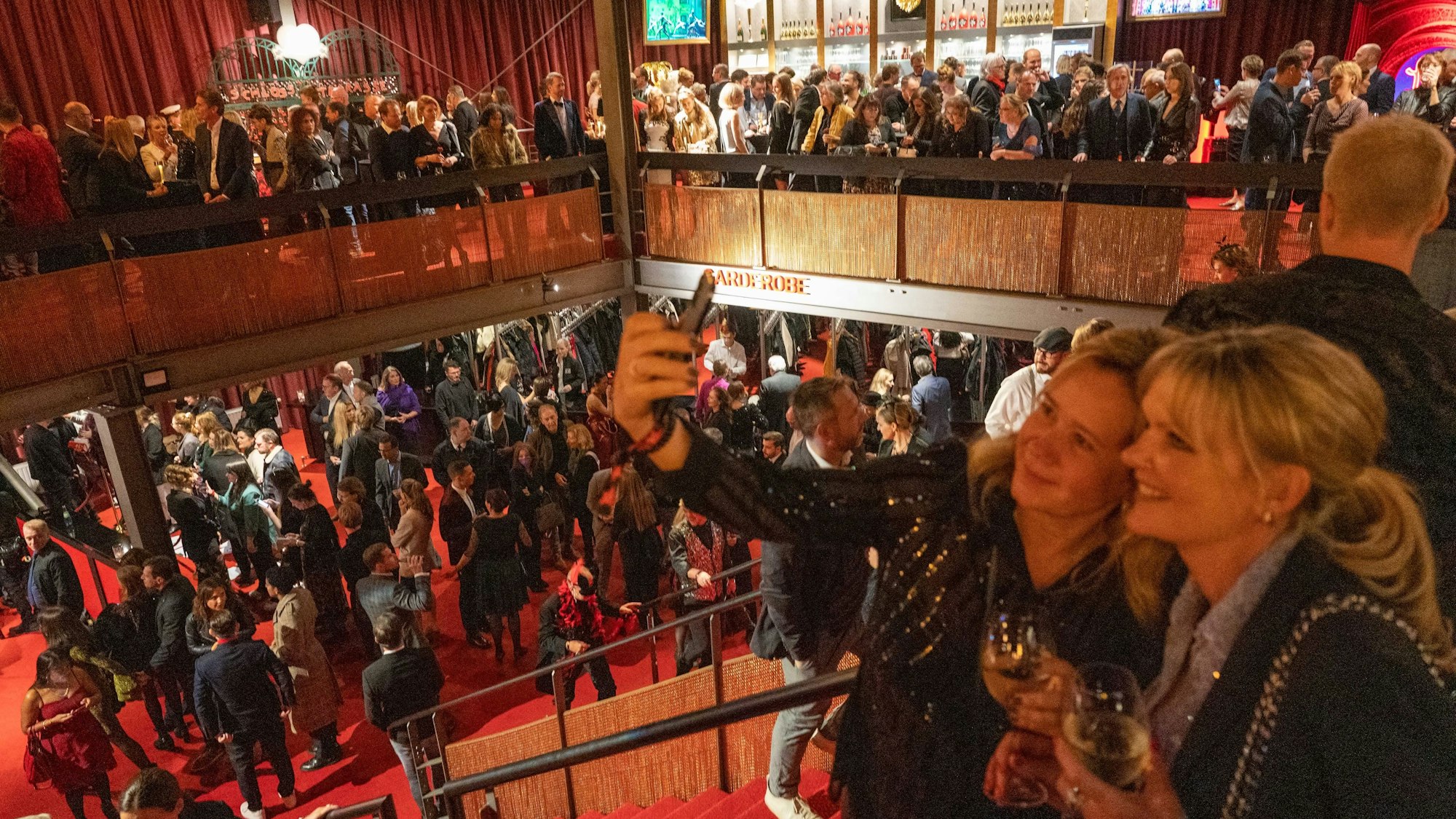 Ein Blick in das Foyer des Musical Domes, zahlreiche Gäste tummeln sich in dem Gebäude-