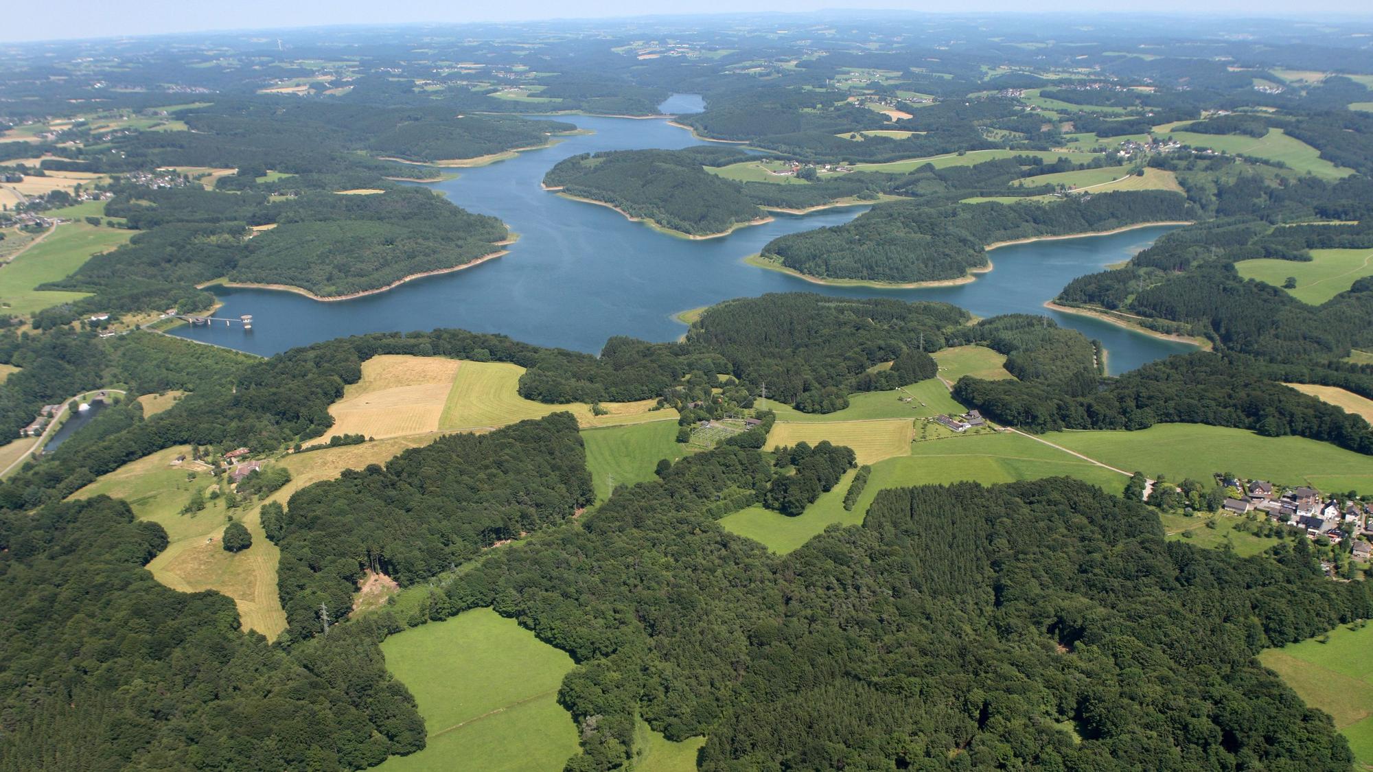 Die Große Dhünn-Talsperre aus der Luft gesehen.
