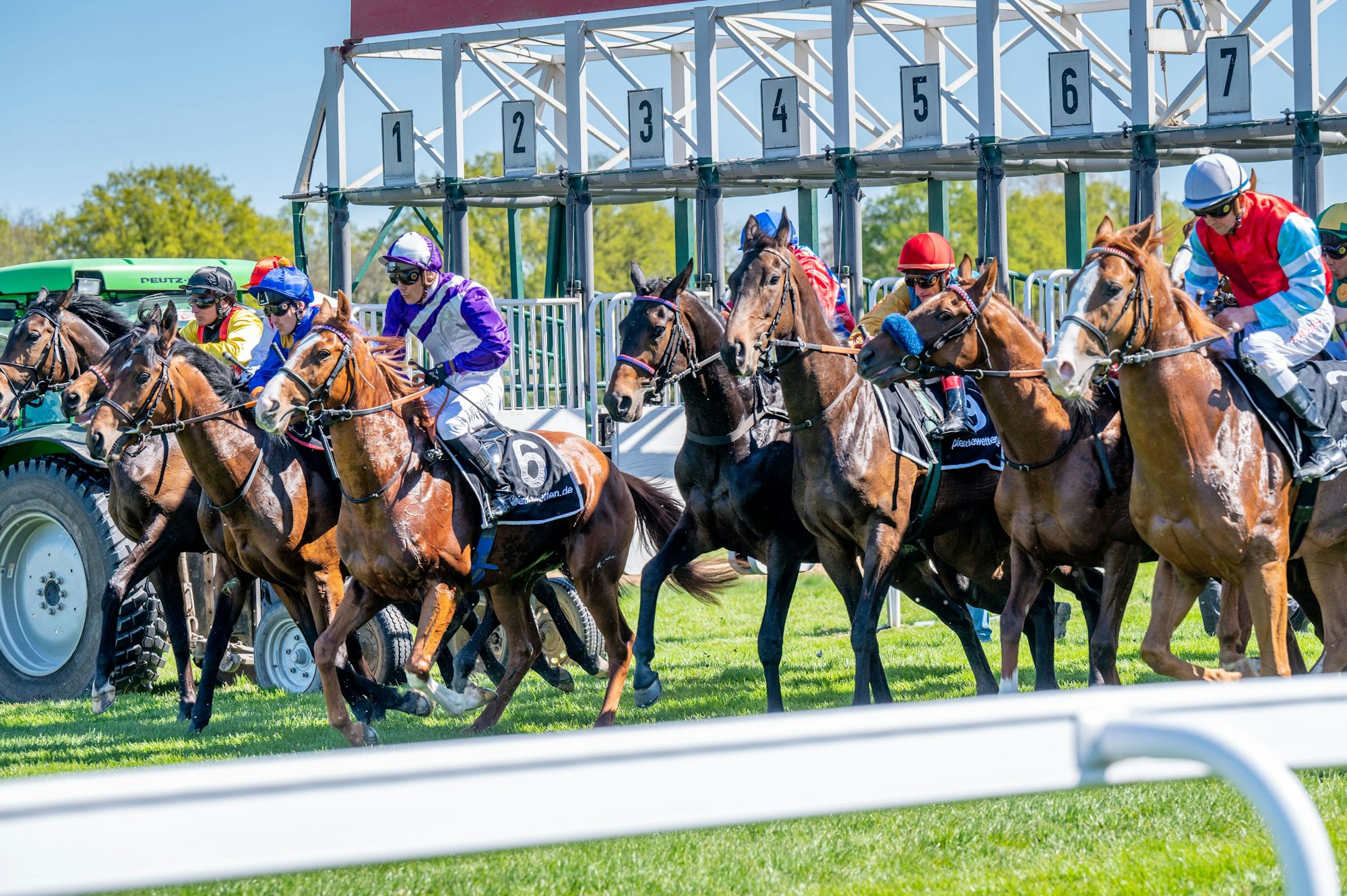 Galopp-Rennen auf der Pferderennbahn in Köln-Weidenpesch