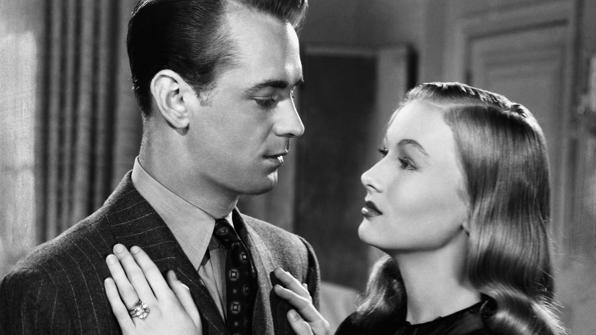 Alan Ladd und Veronica Ladd halten sich im Arm und schauen sich romantisch an.