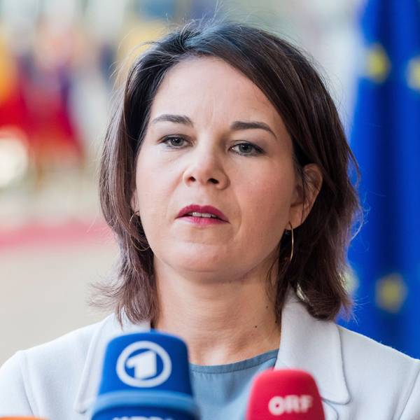Die deutsche Außenministerin Annalena Baerbock spricht in Brüssel mit Journalisten, als sie zu einem Treffen der EU-Außenminister im EU-Ratsgebäude eintrifft.