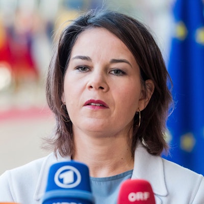 Die deutsche Außenministerin Annalena Baerbock spricht in Brüssel mit Journalisten, als sie zu einem Treffen der EU-Außenminister im EU-Ratsgebäude eintrifft.