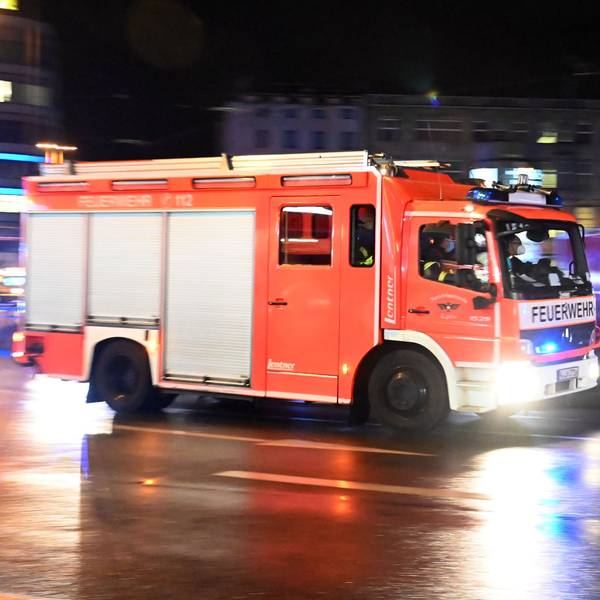 Die Feuerwehr rast über den Neumarkt.