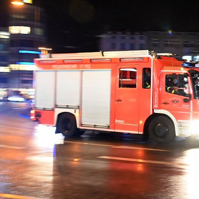 Die Feuerwehr rast über den Neumarkt.