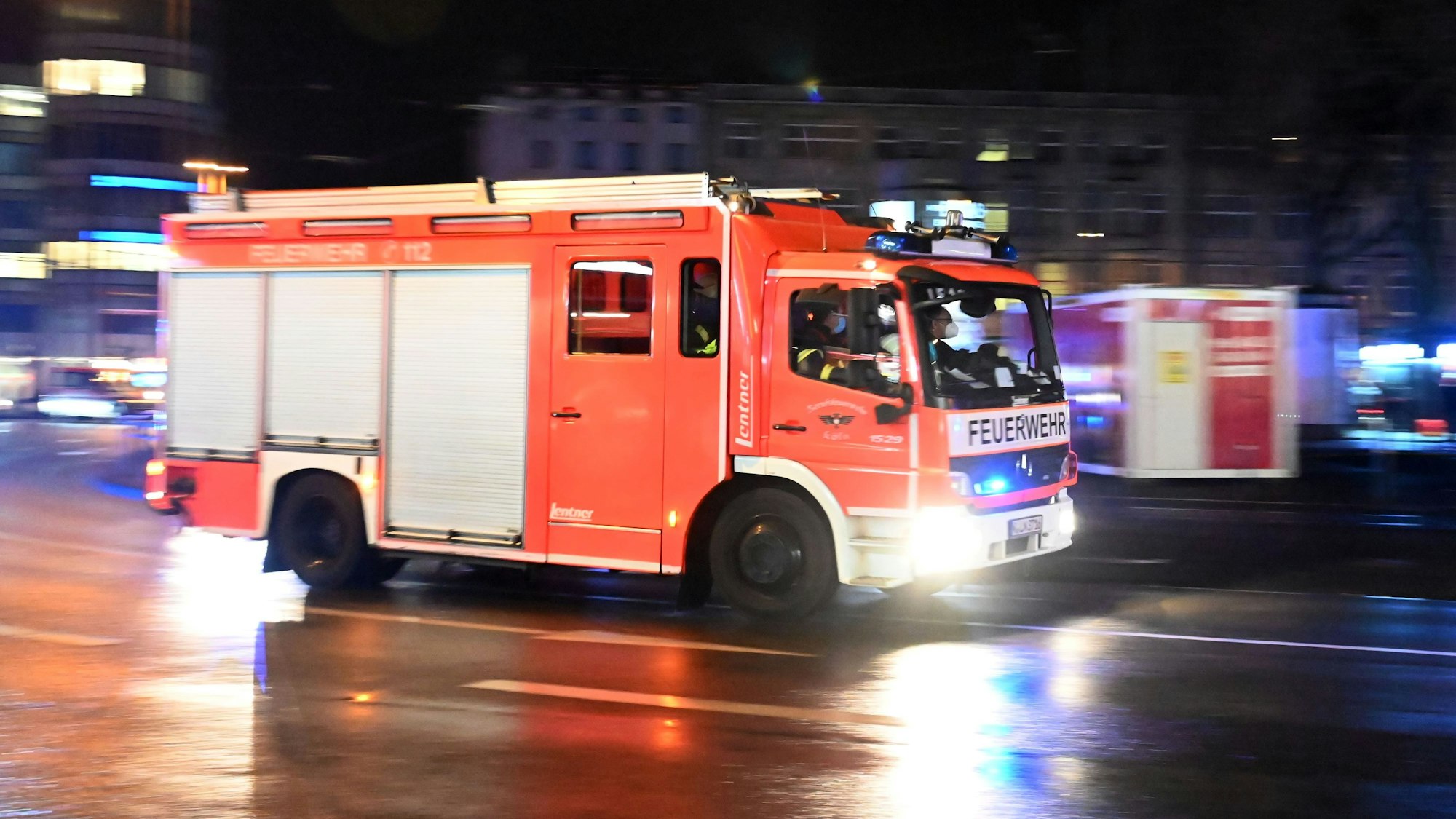 Die Feuerwehr rast über den Neumarkt.