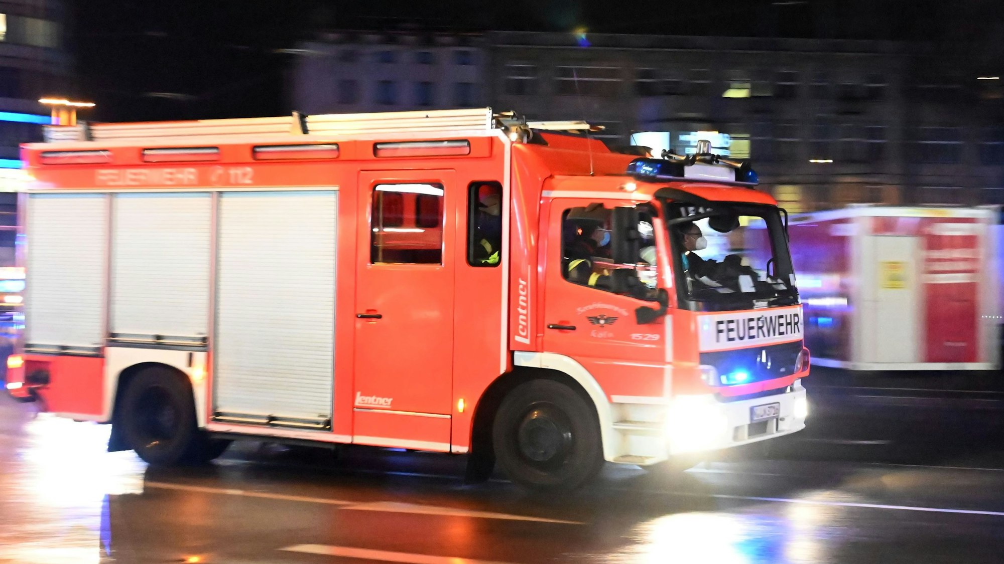 17.01.2022 Köln.
Die Feuerwehr rast über den Neumarkt.