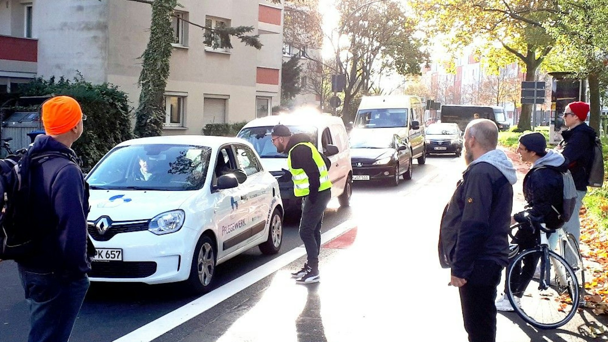 Zufahrt zur Brücke an der Kempener Straße in Köln. Mehrere Menschen diskutieren mit Autofahrern, die entgegen des Verbots auf die Brücke fahren.