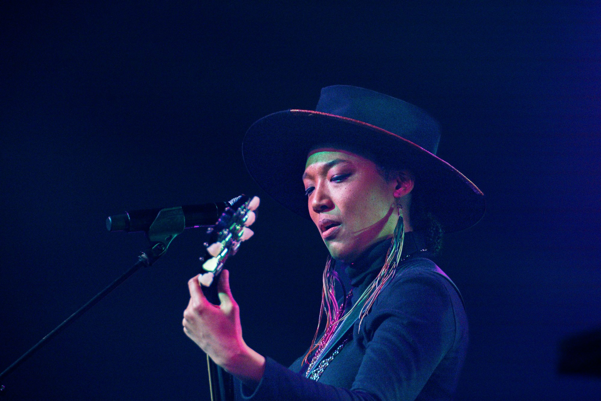 Die US-Sängerin Judith Hill eröffnete das Konzert von Level 42 im Rahmen der 43. Leverkusener Jazztage im Forum (Terrassensaal).