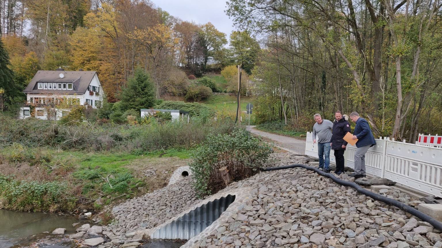 Tycho Kopperschmidt (Stadt Leichlingen), Leverkusens Oberbürgermeister Uwe Richrath und Klaus Timpert (von links) von den TBL Leverkusen stehen auf der neuen Brücke Muhrgasse.