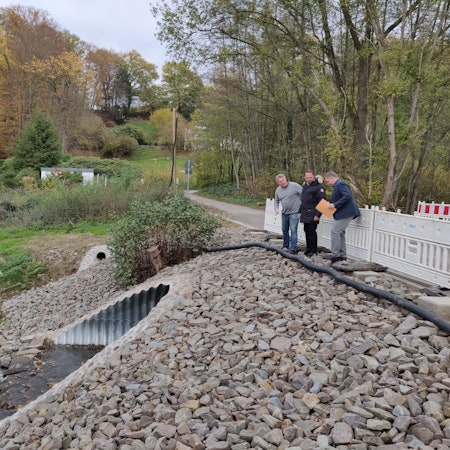 Tycho Kopperschmidt (Stadt Leichlingen), Leverkusens Oberbürgermeister Uwe Richrath und Klaus Timpert (von links) von den TBL Leverkusen stehen auf der neuen Brücke Muhrgasse.