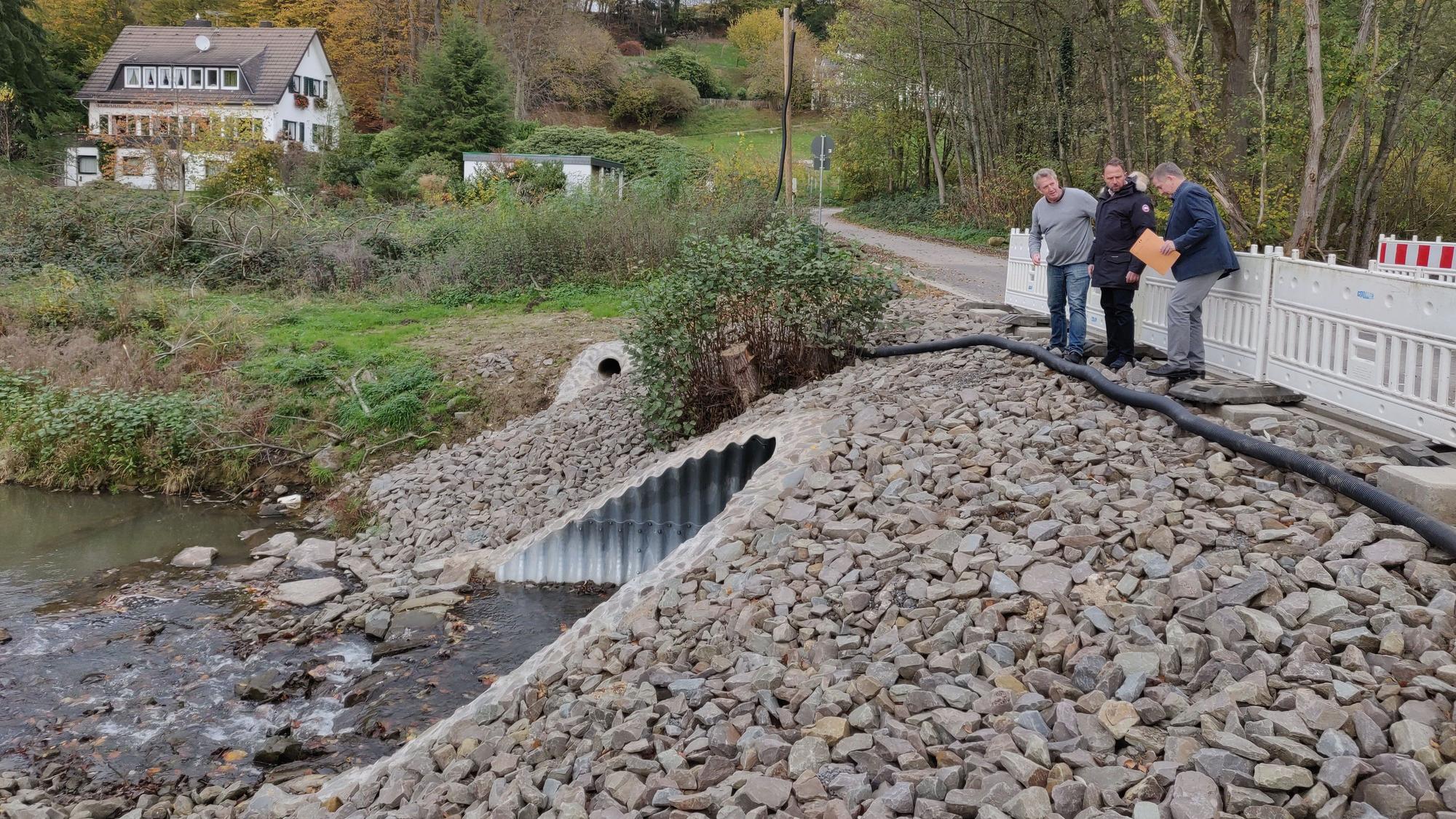 Tycho Kopperschmidt (Stadt Leichlingen), Leverkusens Oberbürgermeister Uwe Richrath und Klaus Timpert (von links) von den TBL Leverkusen stehen auf der neuen Brücke Muhrgasse.