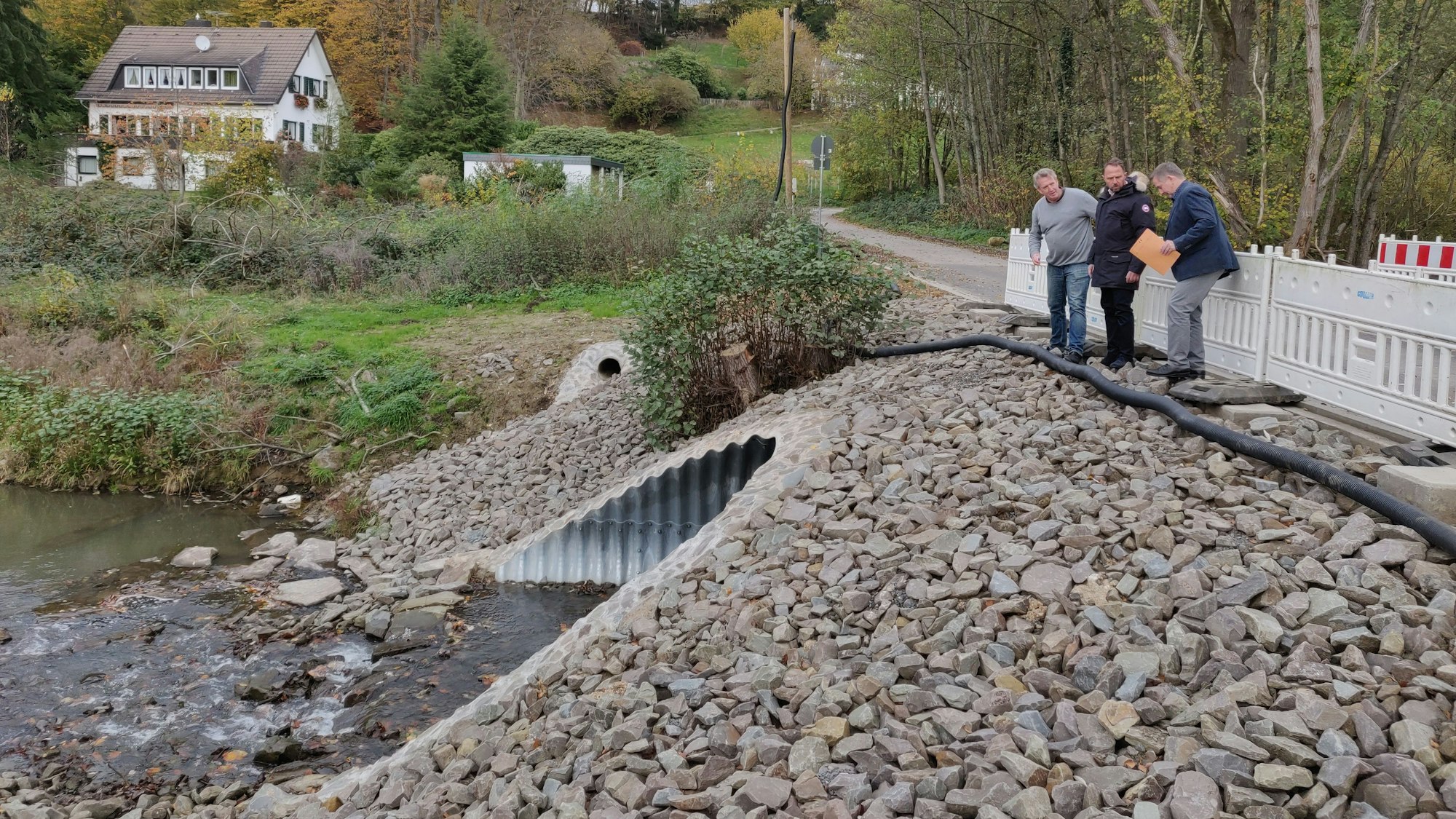 Tycho Kopperschmidt (Stadt Leichlingen), Leverkusens Oberbürgermeister Uwe Richrath und Klaus Timpert (von links) von den TBL Leverkusen stehen auf der neuen Brücke Muhrgasse.