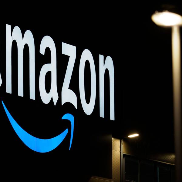 Das Logo von Amazon ist am einem Logistikzentrum des Onlineversandhändlers zu sehen.