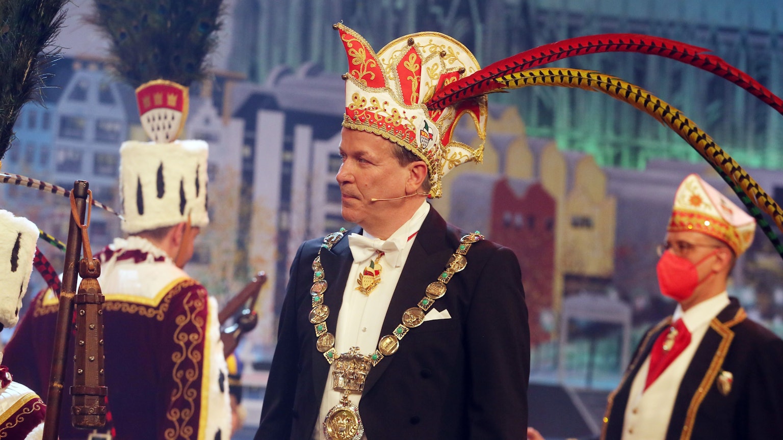 Der Präsident des Festkomitees, Christoph Kuckelkorn, trägt während einer Veranstaltung eine Karnevalsmütze.