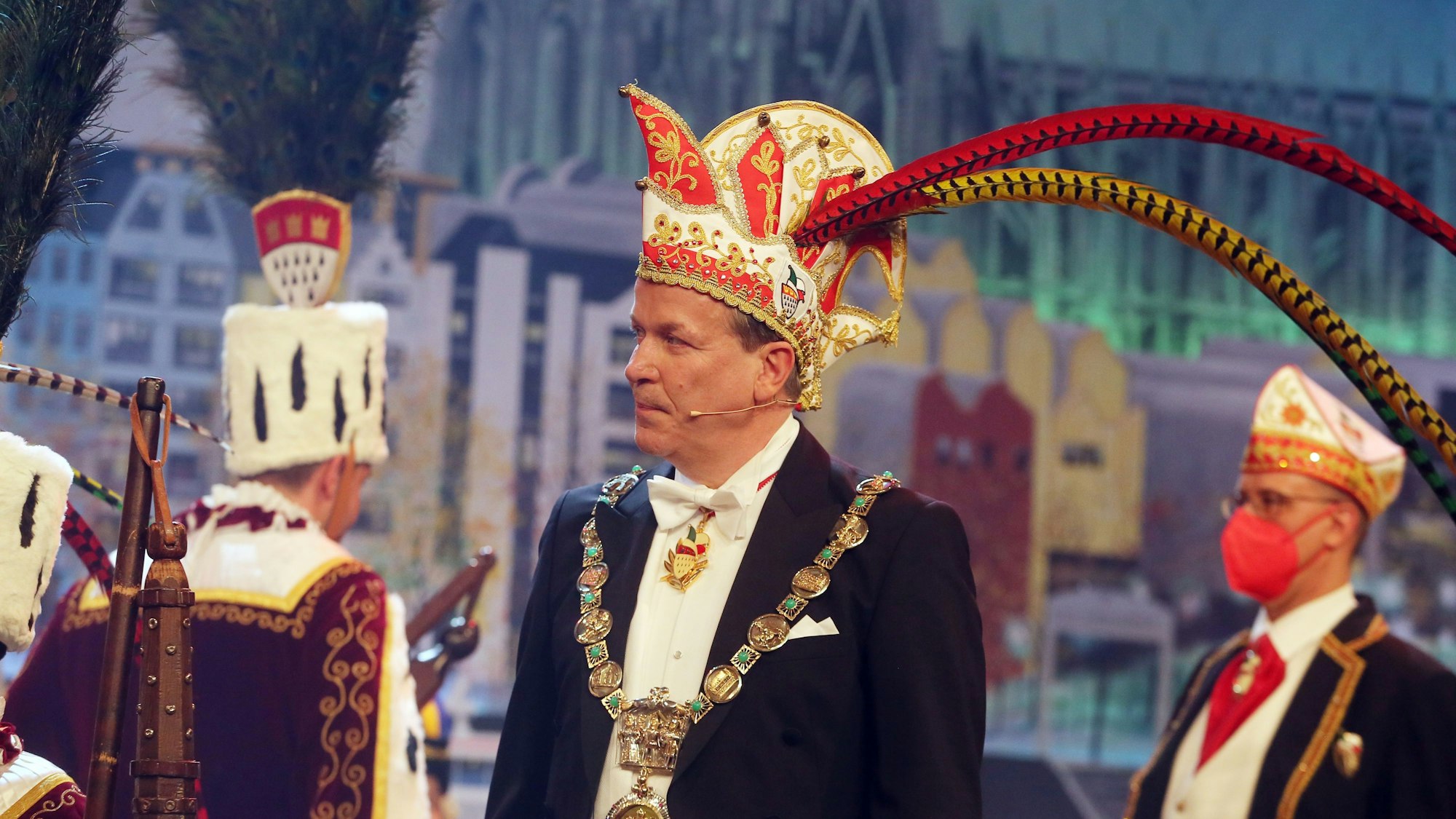 Der Präsident des Festkomitees, Christoph Kuckelkorn, trägt während einer Veranstaltung eine Karnevalsmütze.