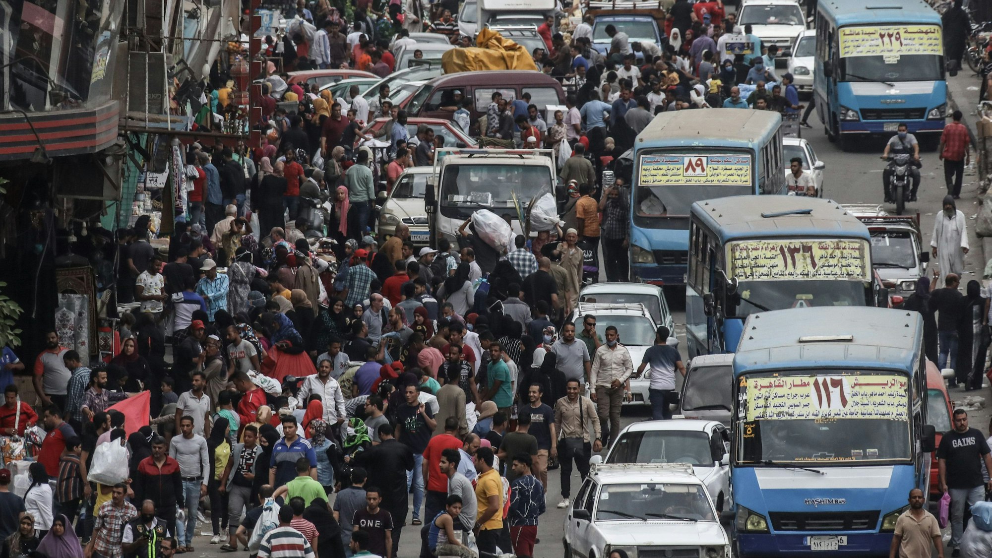 Menschen und Fahrzeuge drängen sich auf dem beliebten Straßenmarkt von Al Ataba zur Vorbereitung auf den bevorstehenden muslimischen Feiertag Eid al-Fitr. (Symbolbild)