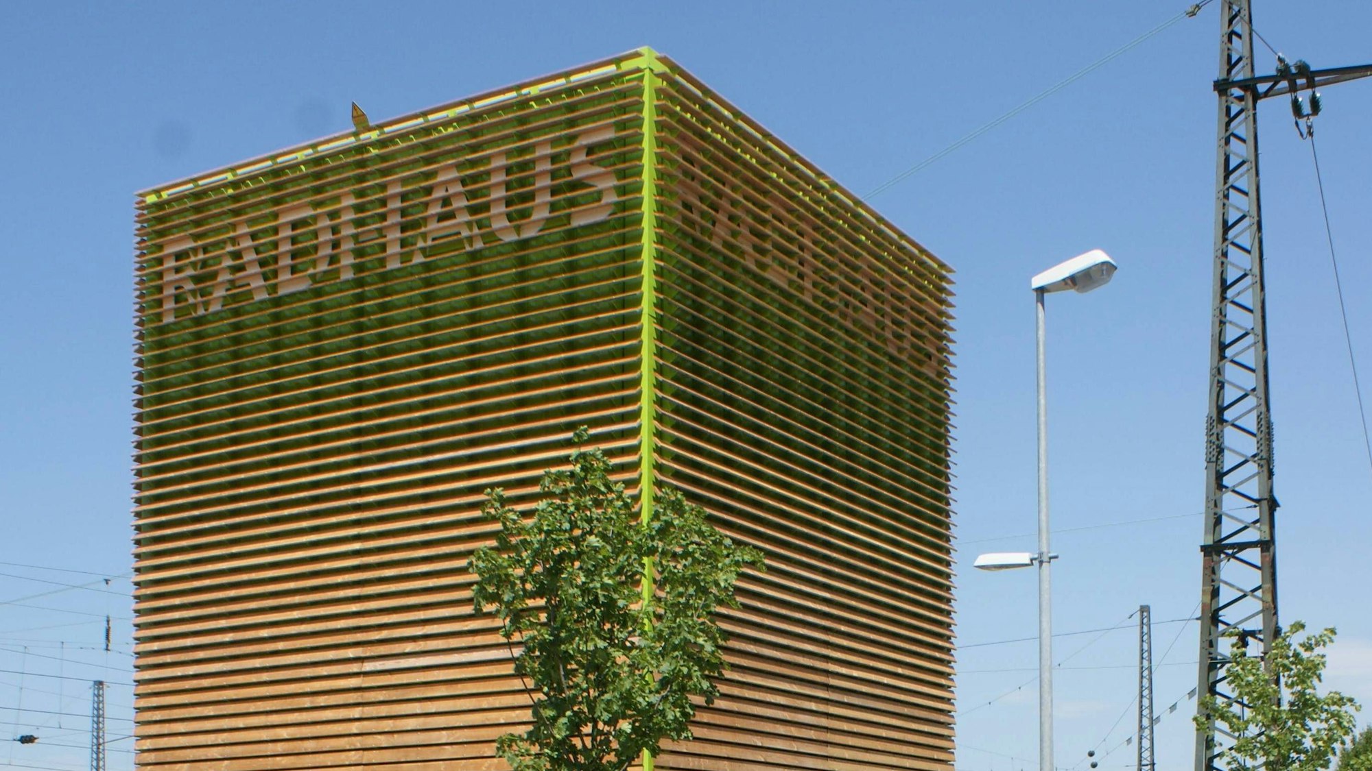 Beispiel für einen BikeTower: der Offenburger Fahrradturm bietet Platz für 120 Räder. Die Räder werden ebenerdig in eine Box gestellt, danach vollautomatisch in ein Regal gestapelt.