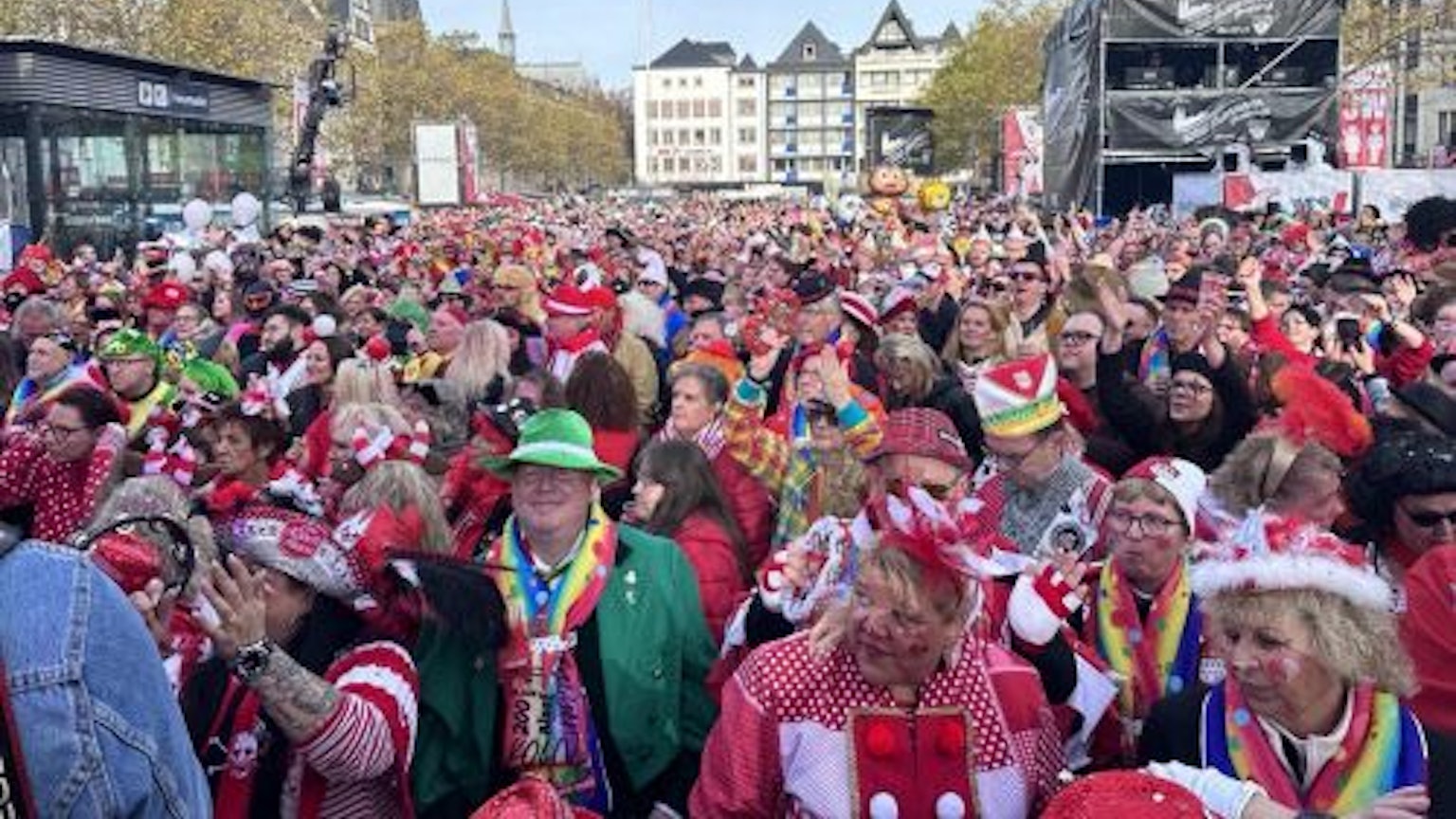 Gegen 11 Uhr am Heumarkt, Sessionsauftakt, Karnevalsauftakt, Menschenmenge am Heumarkt, Elfter im Elften