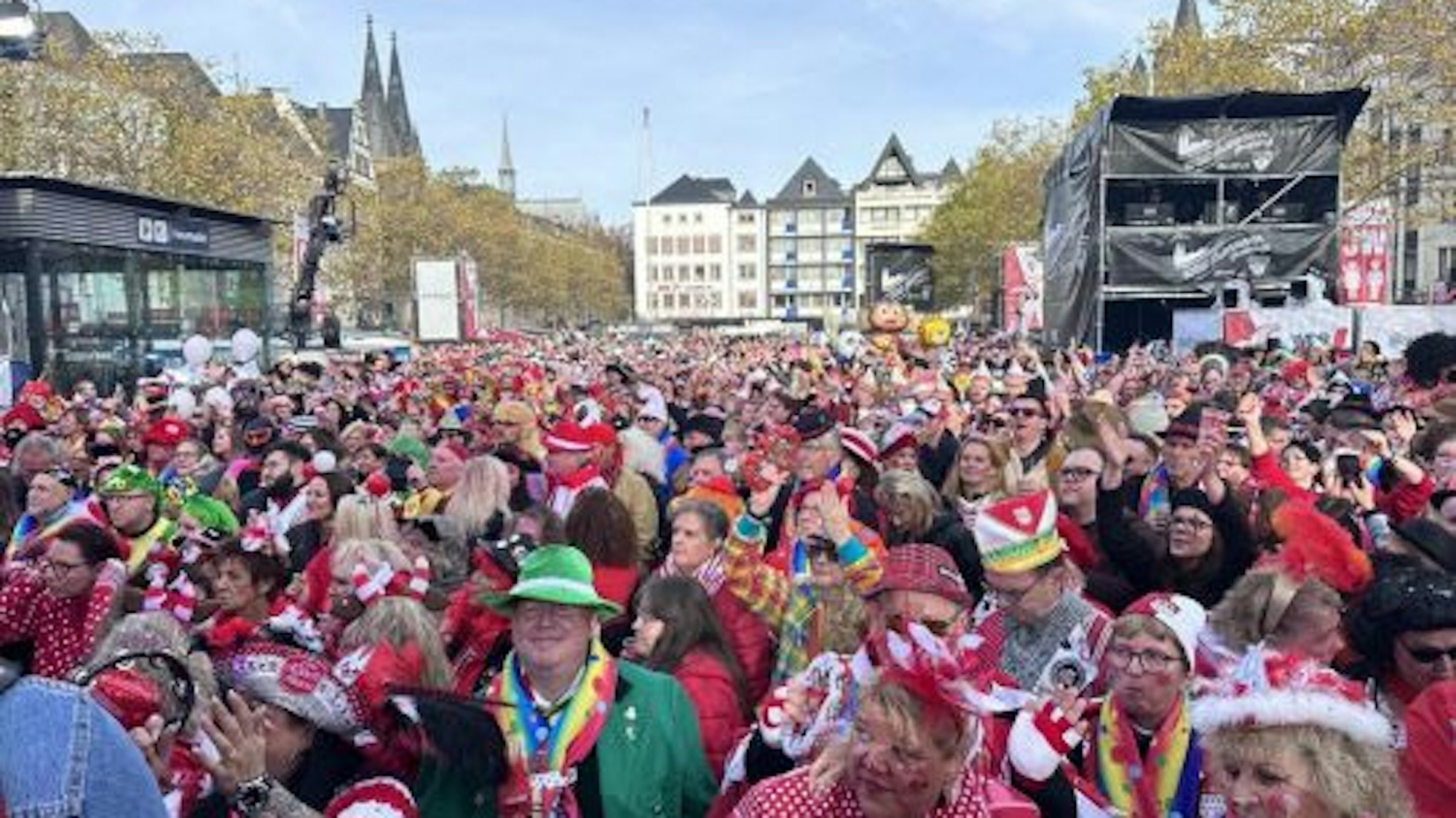 Gegen 11 Uhr am Heumarkt, Sessionsauftakt, Karnevalsauftakt, Menschenmenge am Heumarkt, Elfter im Elften