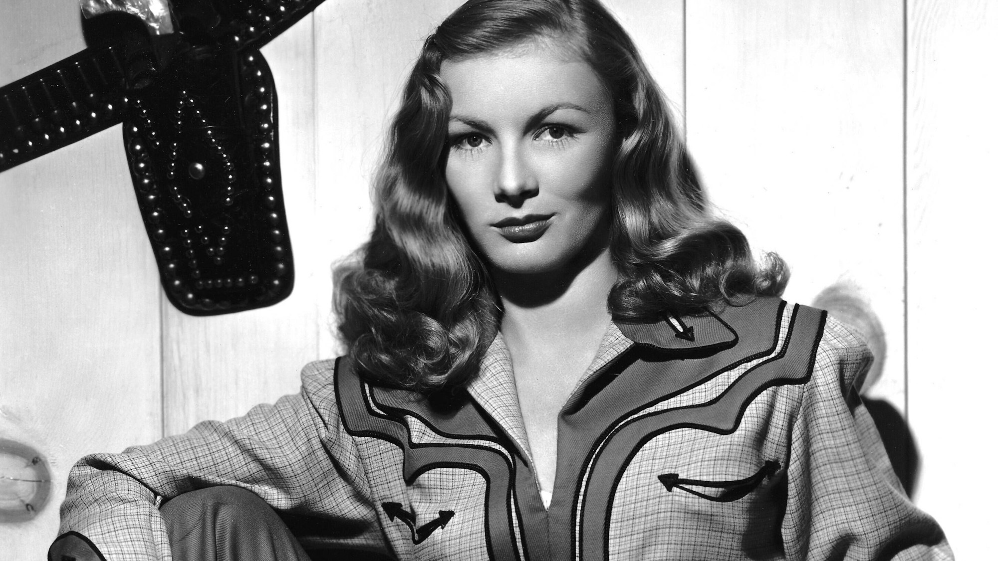 Veronica Lake als Cowgirl in entsprechender Kleidung. Sie trägt ihre markanten, gewellten Haare.