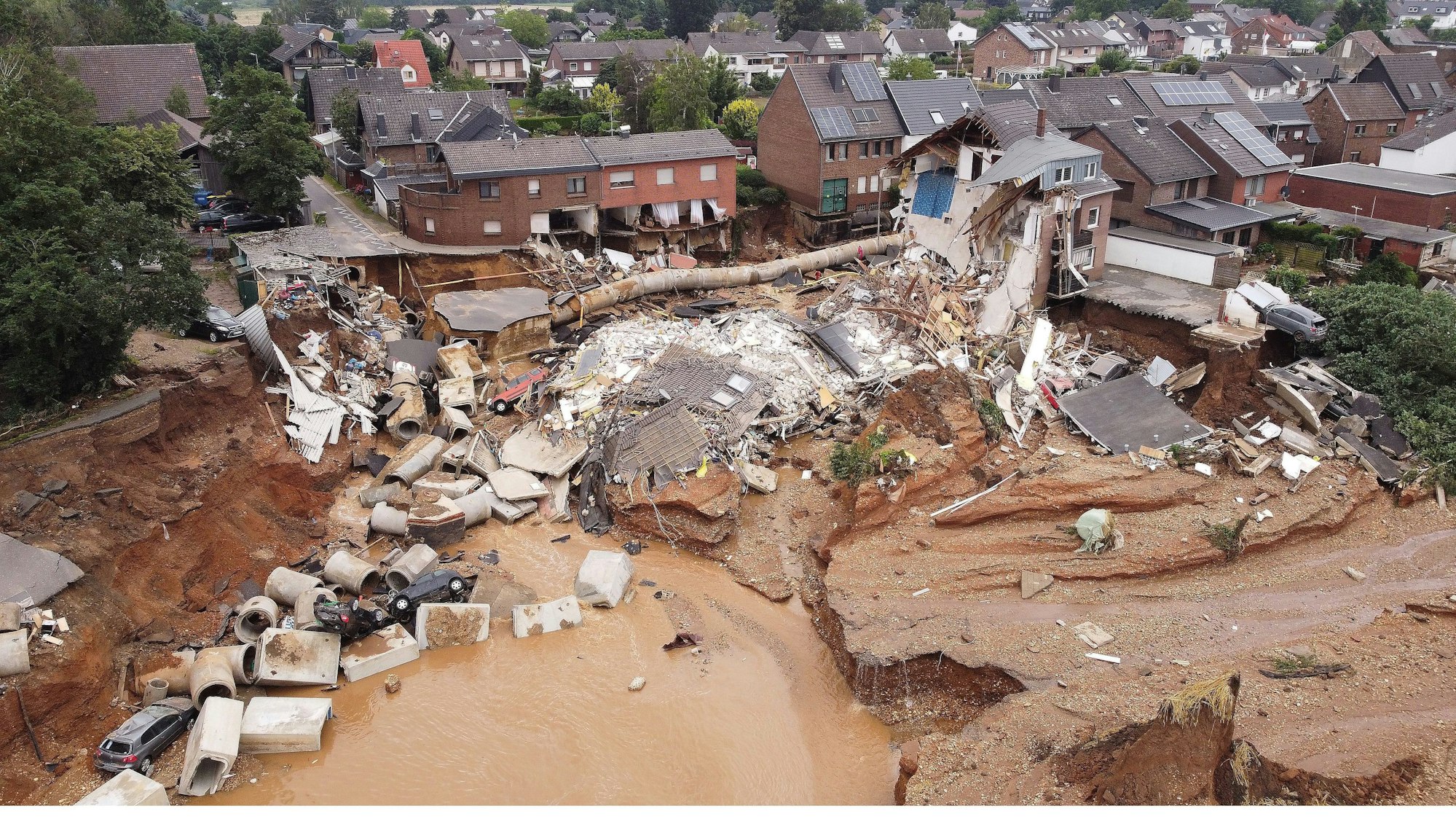 Trümmerteile und zerstörte Häuser am 16.07.2021 im Ortsteil Blessem kurz nach der Flutkatastrophe.