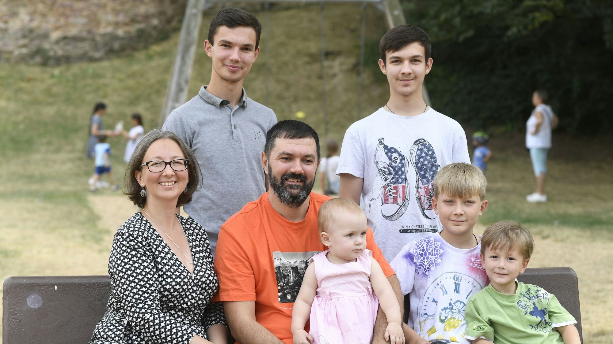 Familie Sukhorukov auf dem Spielplatz beim Annaturmplatz.