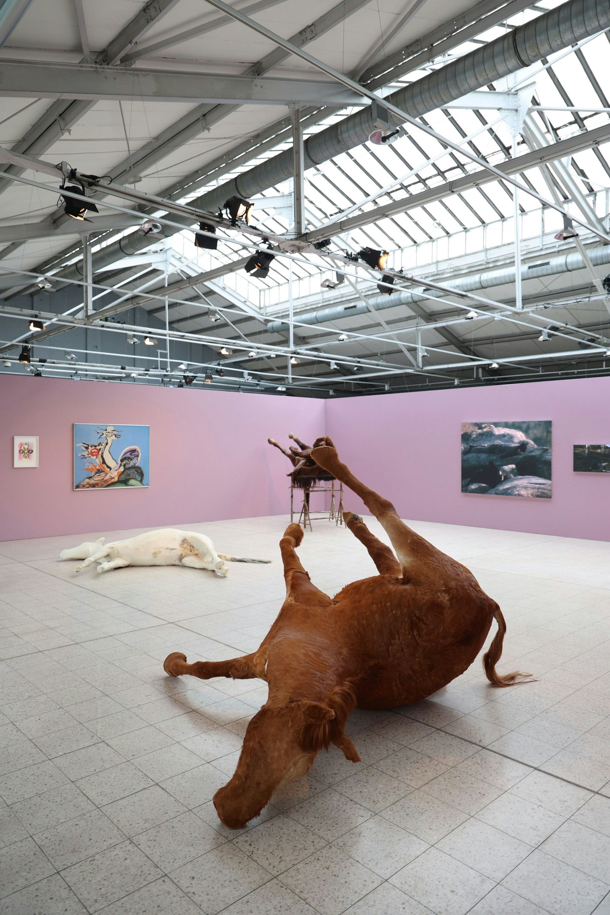 Skulpturen toter Pferde liegen seltsam verkrümmt auf dem Boden. Ein Kunstwerk von Berlinde De Bruyckere.