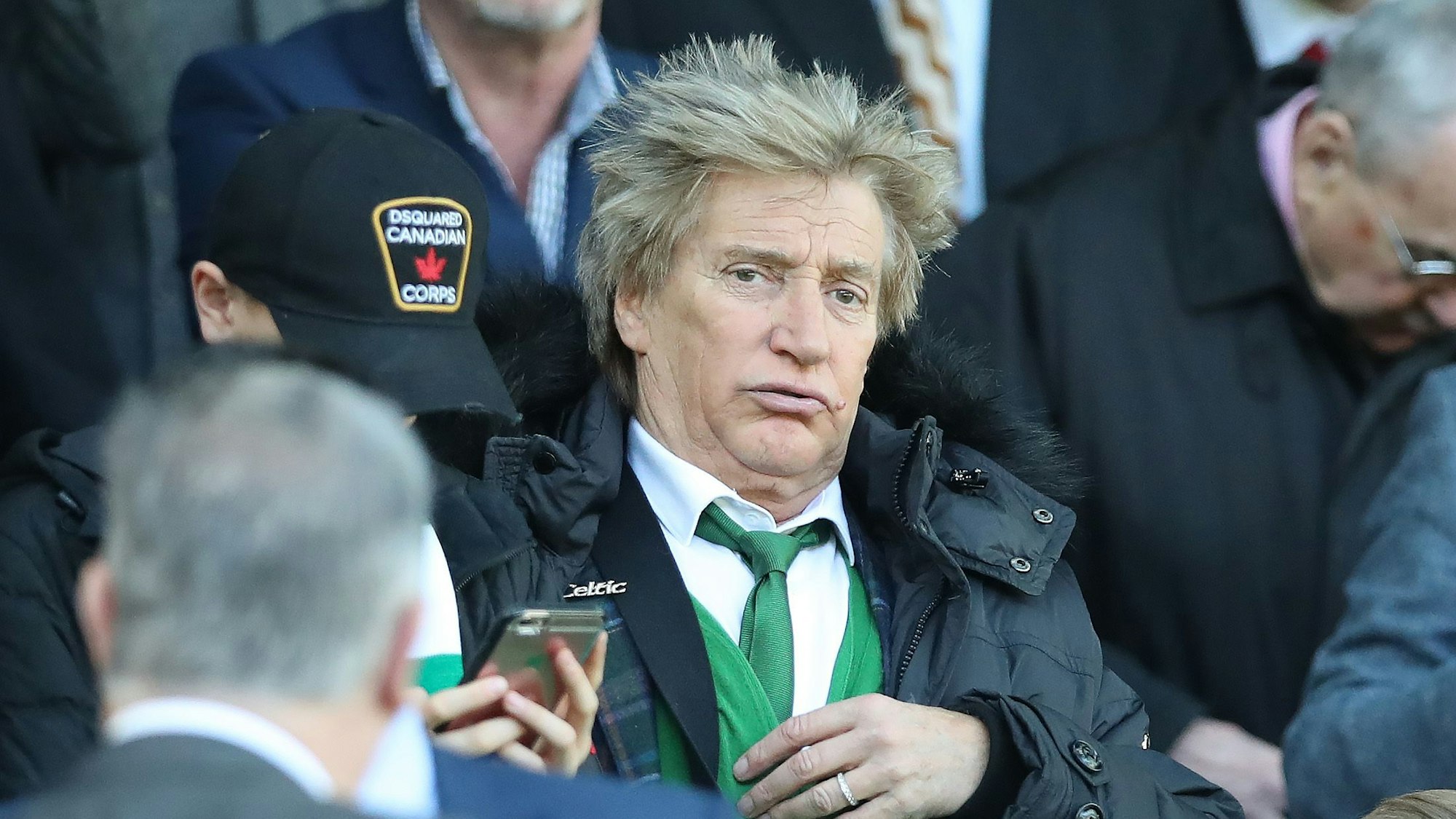 Rod Stewart als Gast bei einem Fußballspiel.
