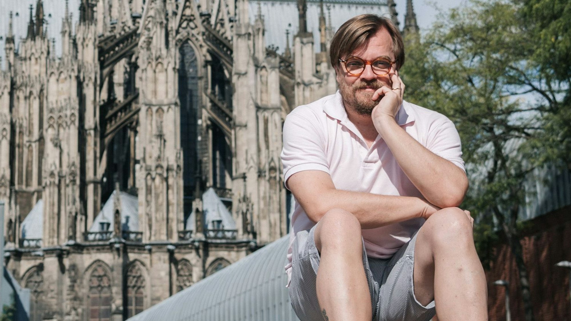 Nilz Bokelberg vor dem Kölner Dom.