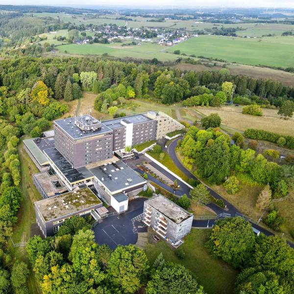 Das Luftbild zeigt die ehemalige Eifelhöhen-Klinik in Marmagen von oben.